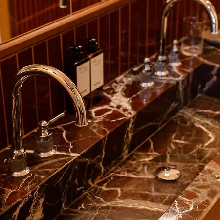 Confidentiel - Louvre ホテル